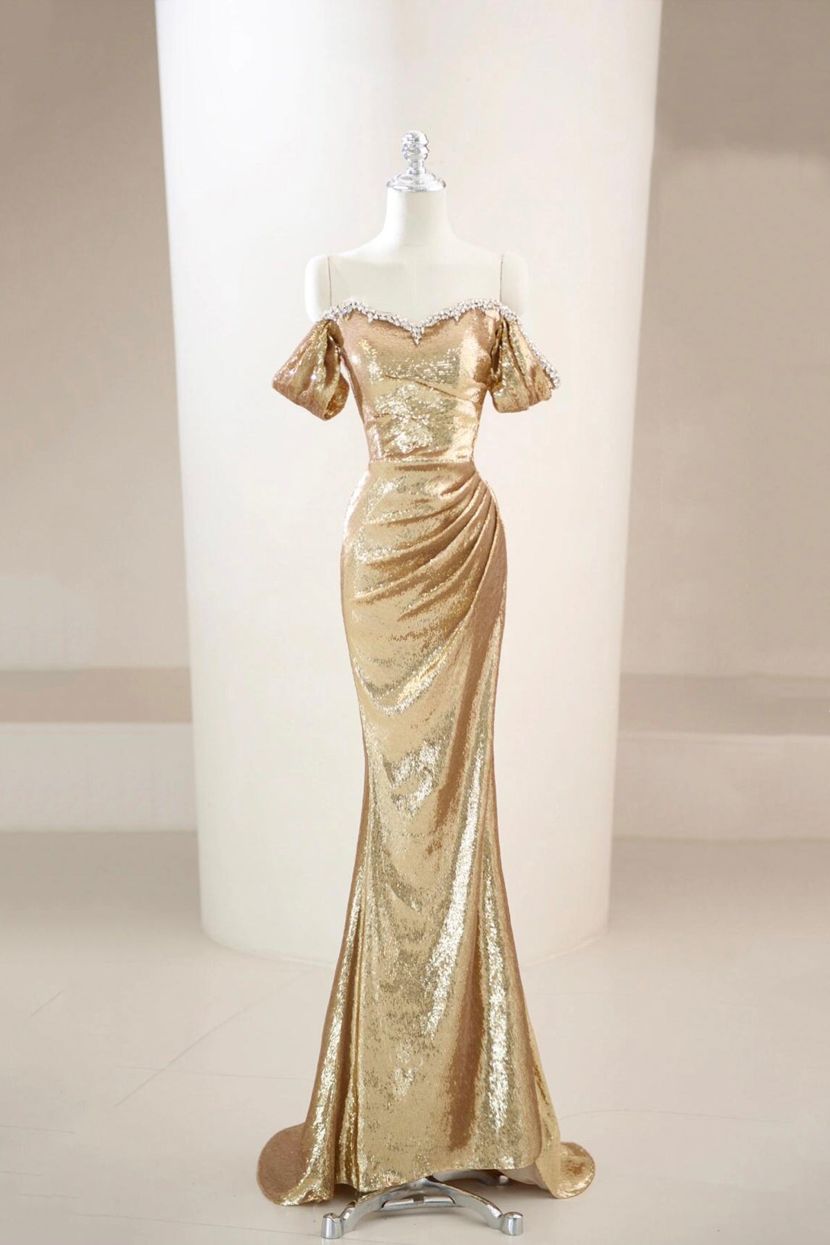 Gold Sequin Off-the-Shoulder Mermaid Formal Evening Gown US 6 / Gold Gold Sequin Off-the-Shoulder Mermaid Formal Evening Gown US 6 / Gold