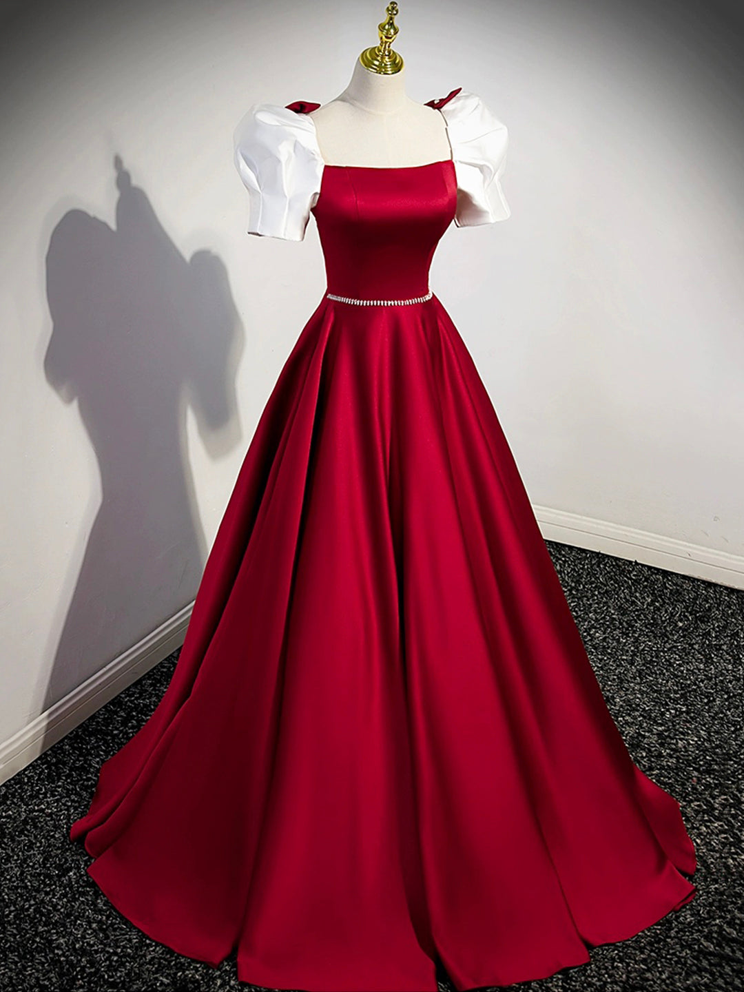 burgundy and white prom dress Short Burgundy Tulle Prom Dresses with White Appliques